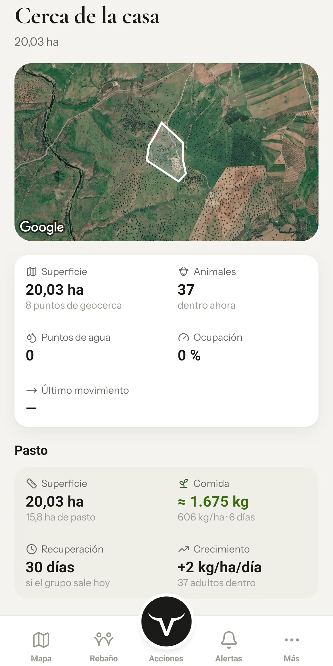Ficha de «Cerca de la casa» en la app: el mapa con la cerca, 20,03 hectáreas y 37 animales dentro; en el pasto, 30 días de recuperación si el grupo sale hoy y un crecimiento de 2 kg por hectárea y día.