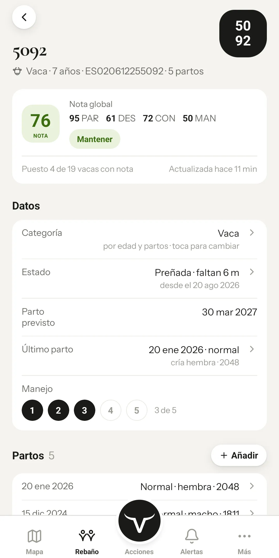 Ficha de la vaca 5092 en la app: nota global 76, desglosada en partos, kilos de los terneros, conformación y manejo, con la recomendación «Mantener», su preñez y su último parto.